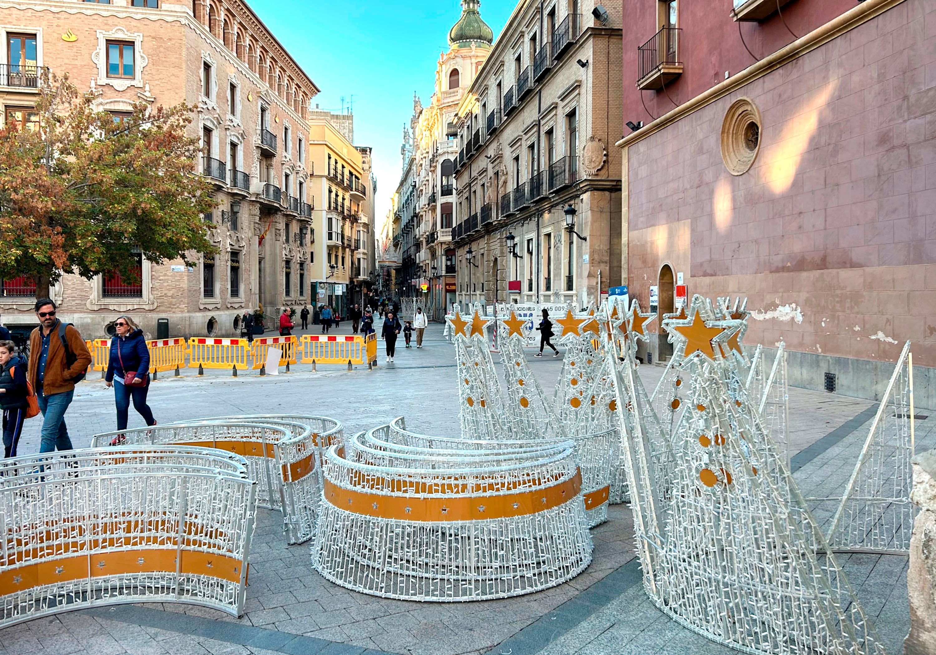 Instalación del alumbrado navideño en las principales calles del centro de la ciudad