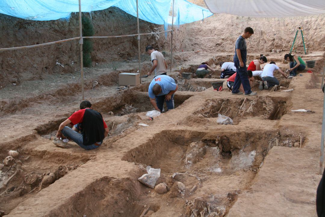 Trabajos de exhumación en el cementerio de San Rafael