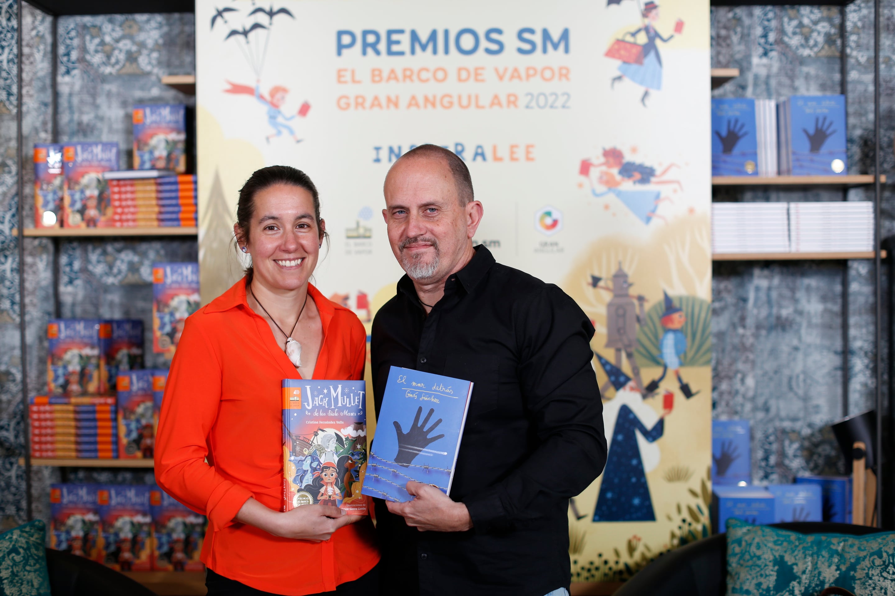 MADRID, 21/04/2022.- Los libros &quot;Jack Mullet de los Siete Mares&quot; de Cristina Fernández Valls y &quot;El mar detrás&quot; de Ginés Sánchez Muñoz, ambos con el tema de la búsqueda como protagonista, se han alzado hoy con los premios Premios SM El Barco de Vapor y Gran Angular al mejor libro de literatura infantil y juvenil, respectivamente. EFE/Editorial SM