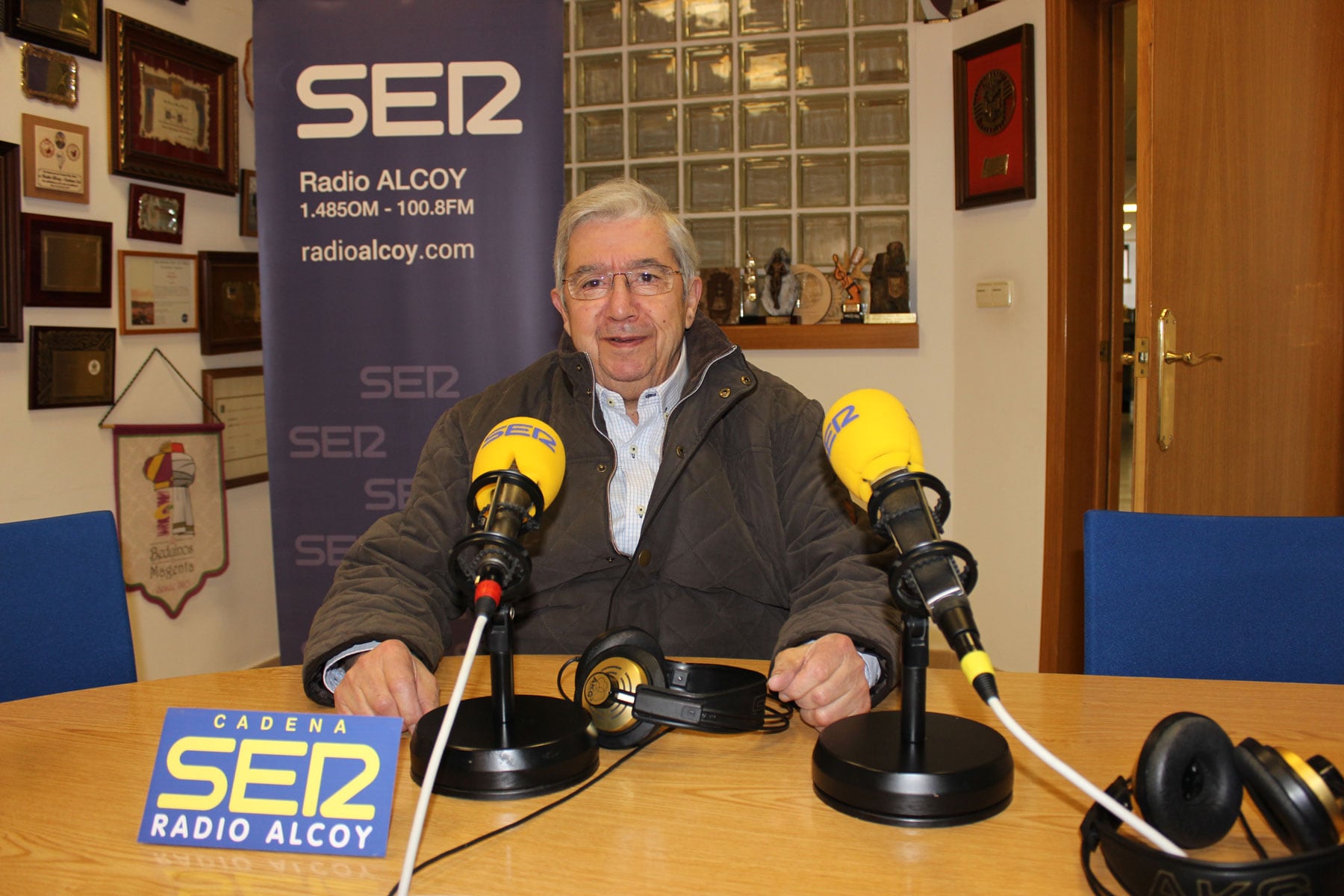 Juan Picó, el artesano autor del belén de la Inmobiliaria Picó y Blanes, en el estudio central de Radio Alcoy