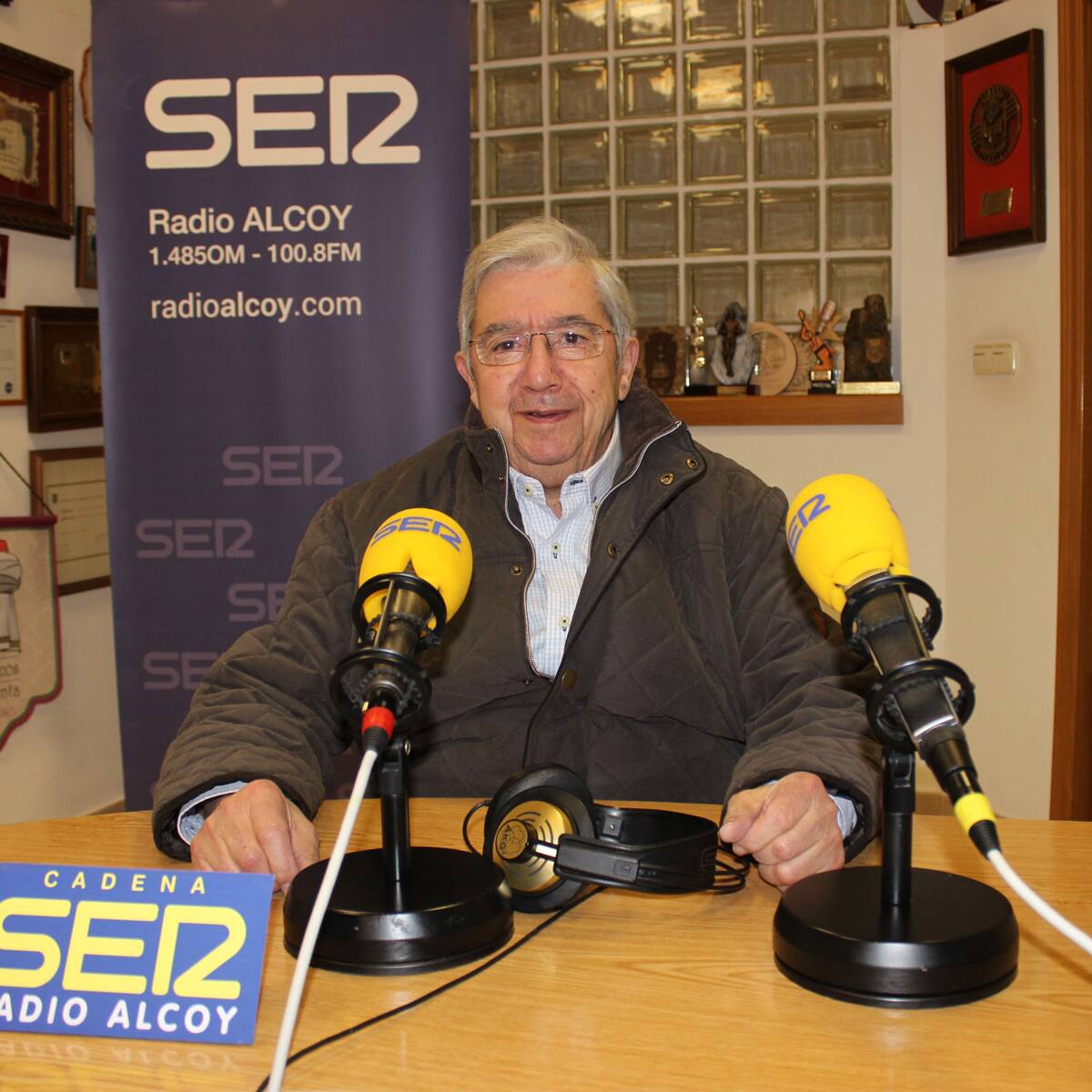 El belenista Juan Picó hace un belén de tres metros en el escaparte de la Inmobiliaria Picó y Blanes