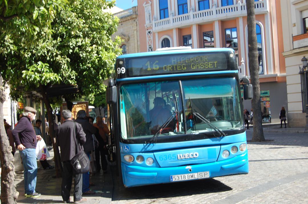 Autobús urbano en la rotonda de los Casinos