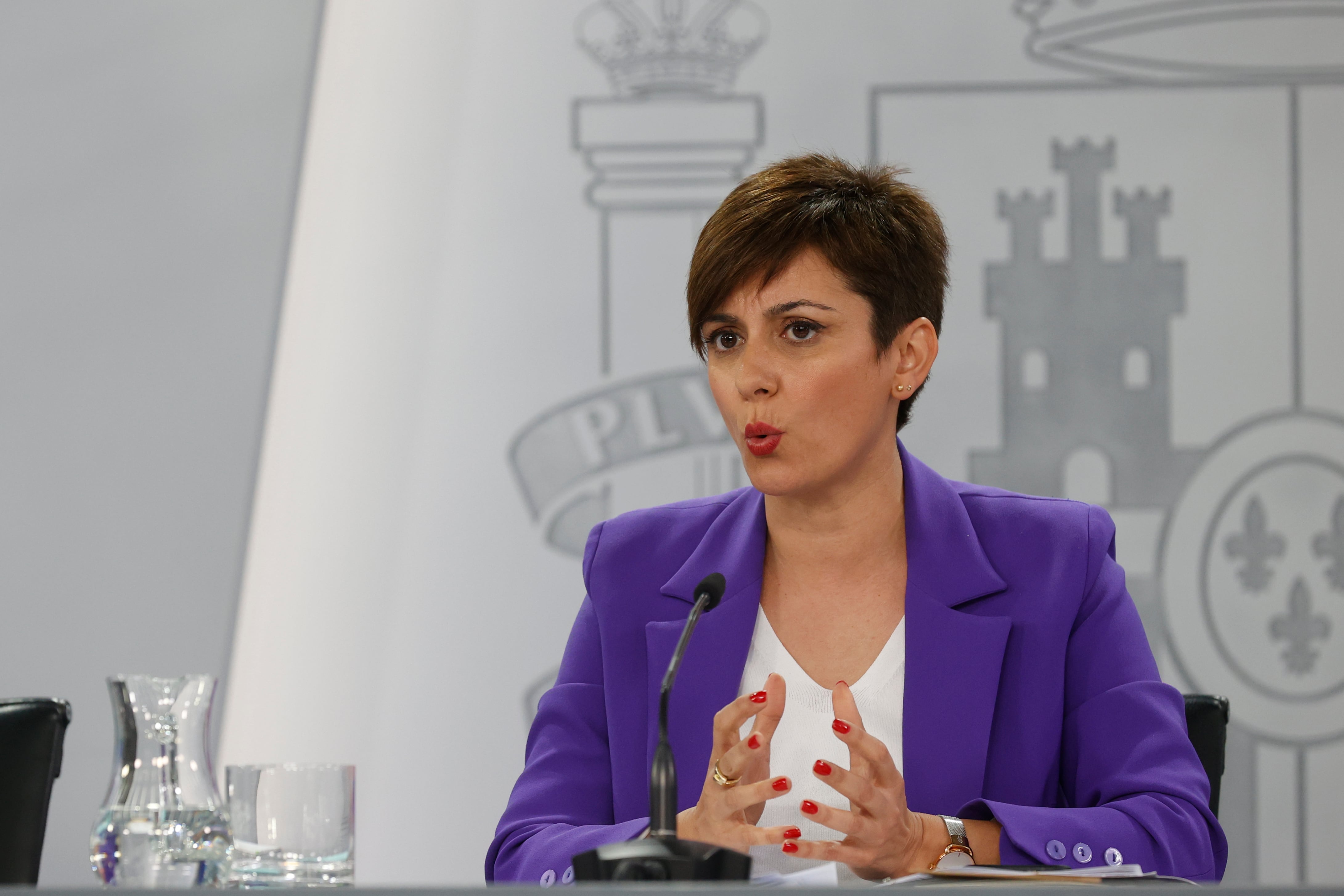 La ministra de Política Territorial, Isabel Rodríguez, interviene durante la rueda de prensa ofrecida tras el Consejo de Ministros, este martes en Madrid. EFE/ Javier Lizon