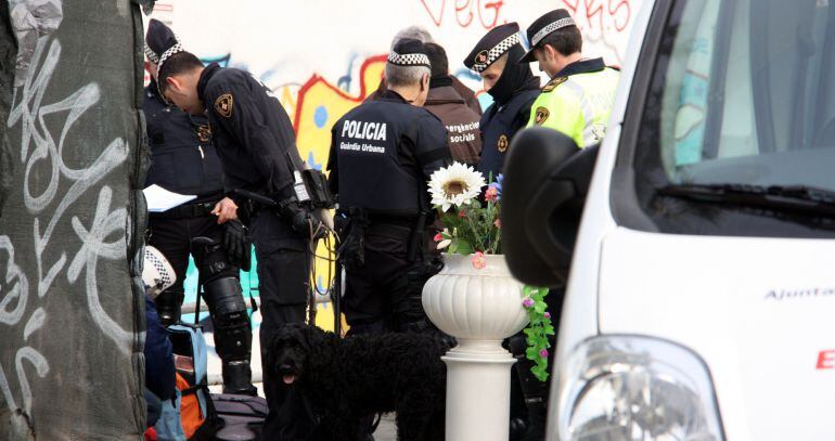 La Guàrdia Urbana desallotja un assentament irregular a les antigues naus dels Encants Vells