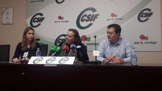 La afectada, afiliada de CSIF, contando su caso en rueda de prensa