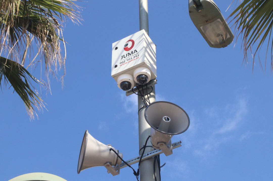 Pla detall dels sensors i els altaveus que s&#039;han instal·lat en fanals propers a platja de l&#039;Arrabassada de Tarragona per controlar-ne l&#039;aforament.