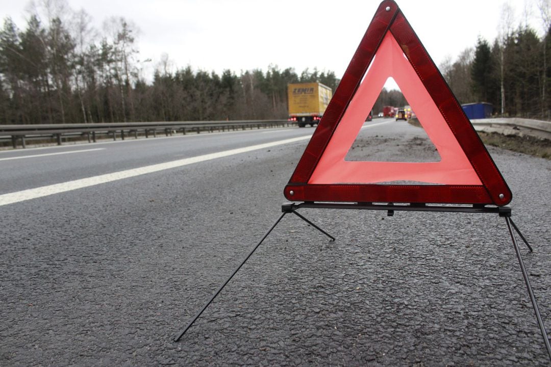 Triángulo de emergencia en una carretera