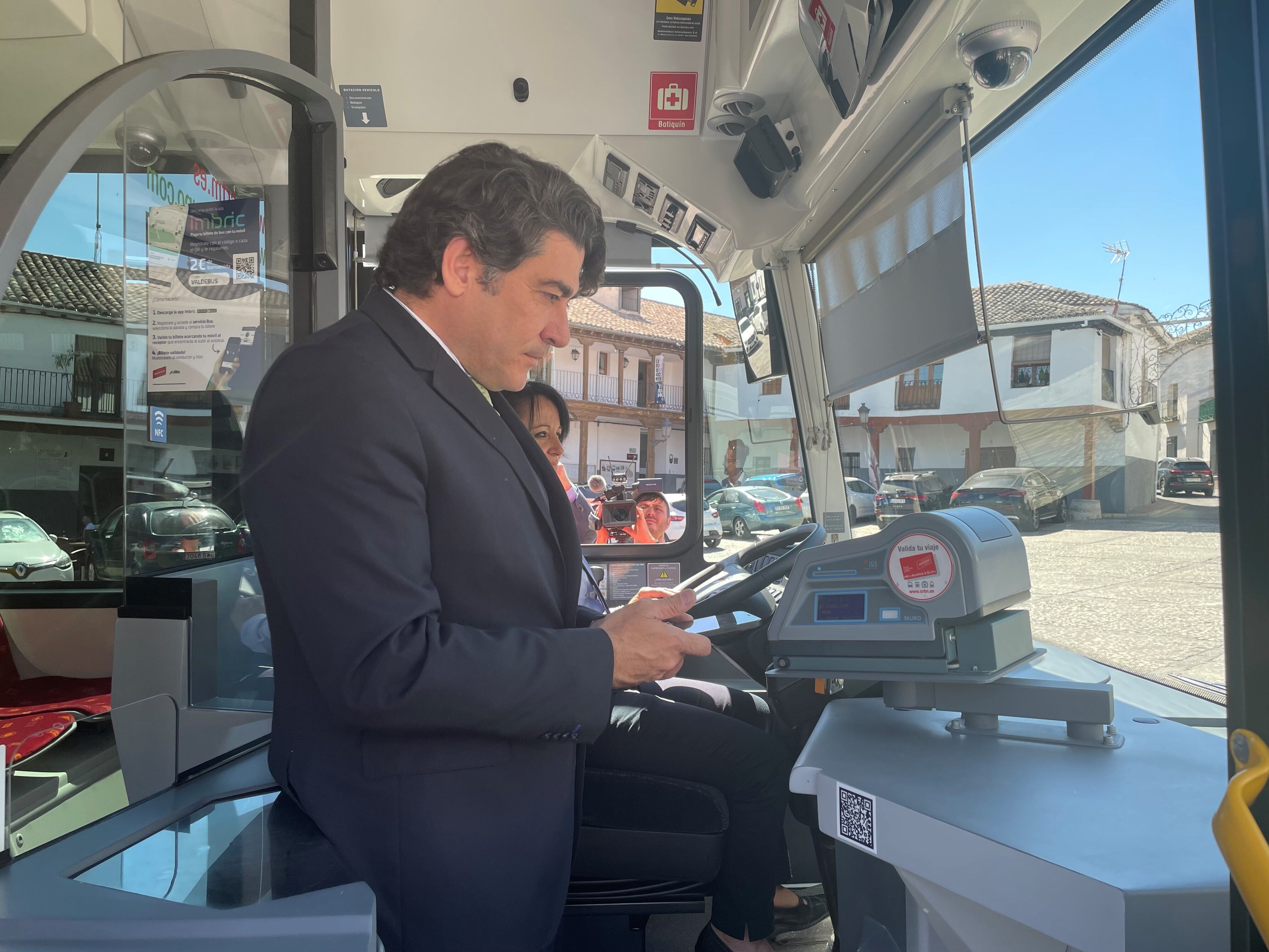 El consejero madrileño de Transportes, David Pérez, en un autobus urbano en Valdemoro