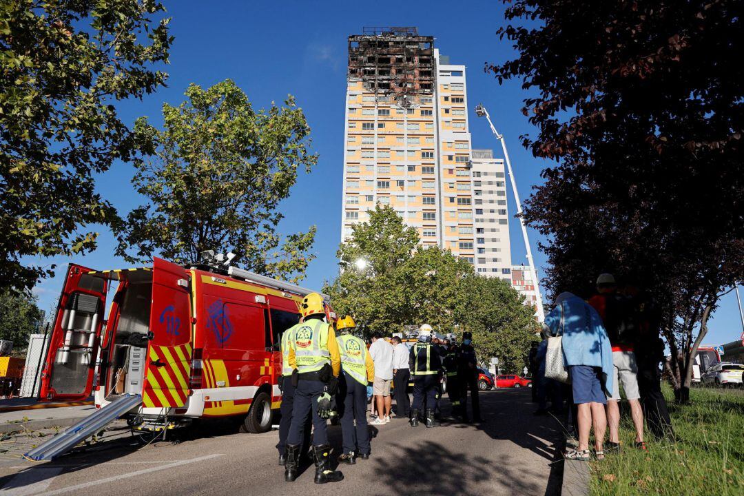 Un gran incendio declarado esta madrugada en un edificio del madrileño barrio de Hortaleza, en el norte de la capital, ha sumido en llamas los pisos superiores del inmueble, adonde se han desplazado numerosos efectivos de bomberos y emergencias.