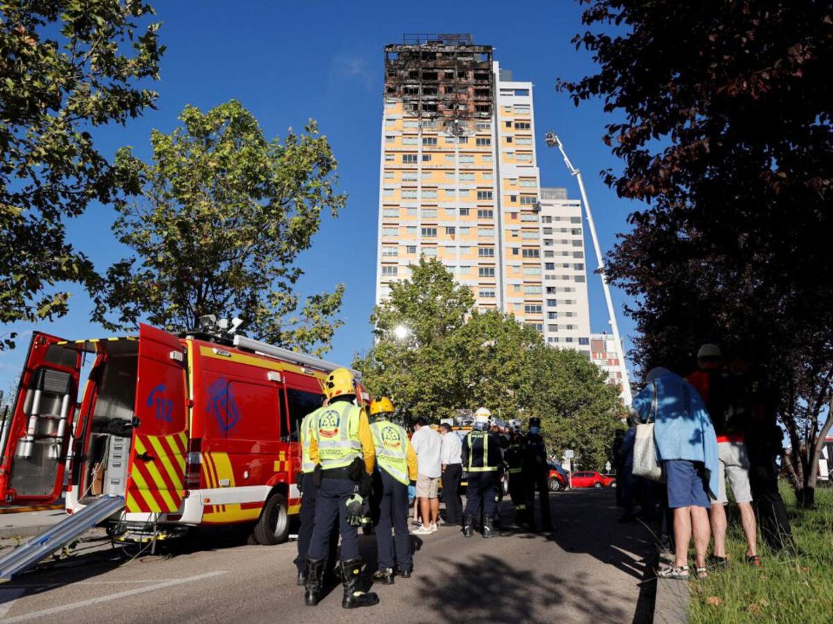 Un gran incendio devora los pisos superiores de una torre del norte de Madrid