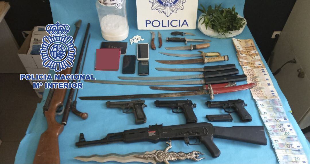 Armas, dinero y drogas aprehendidos en la operación policial