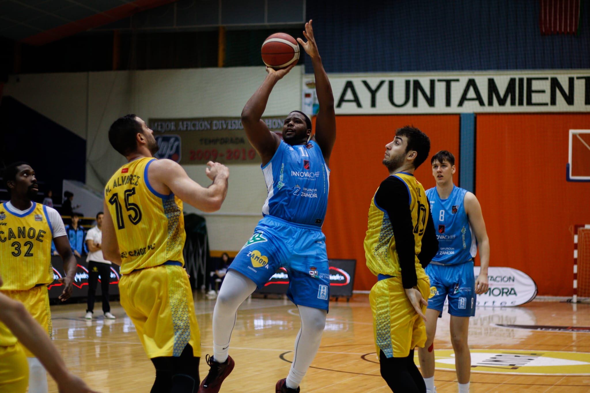 Evan Yates lanza a canasta