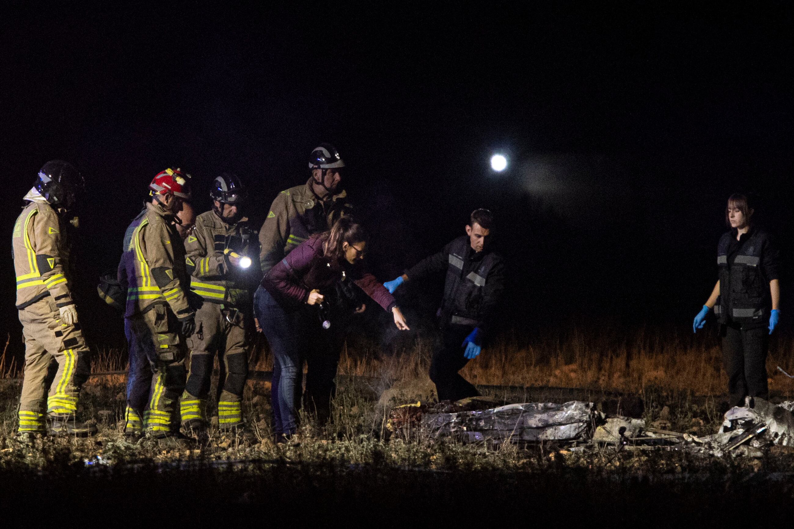 SAN JAVIER (MURCIA), 05/01/2023.- Bomberos y agentes de la Guardia Civil inspeccionan el lugar donde dos hombres de 54 y 47 años, han fallecido este jueves al estrellarse la avioneta biplaza con la que despegaban en el aeródromo de Los Garranchos, en San Javier (Murcia). Uno de los fallecidos era un suboficial del Ejército del Aire español destinado en Alemania Adolfo Baños y el otro, el ingeniero Hugo López, que había trabajado en la firma aeronáutica MTorres y era instructor de vuelo con ultraligeros, según ha informado a Efe el alcalde de la localidad, José Miguel Luengo. EFE/Marcial Guillén
