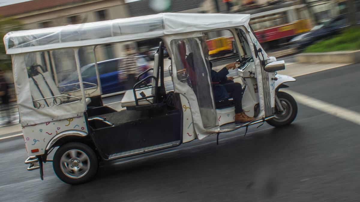 Raúl Ruiz, edil socialista, pide al Ayuntamiento de Alicante que regule los tuc tuc y que haya un mayor control sobre los VTC para no perjudicar al taxi