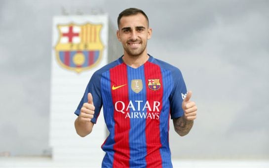 Paco Alcácer posa con la camiseta del FC Barcelona tras abandonar el Valencia CF