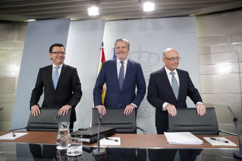  El ministro de Economía Román Escolano (i), El ministro Portavoz Iñigo Méndez de Vigo (c), y el ministro de Hacienda Cristóbal Montoro, durante la rueda de prensa posterior al Consejo de Ministros, celebrado en el Palacio de La Moncloa