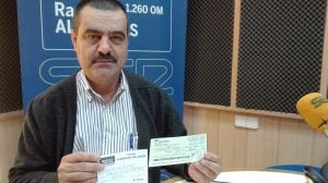 Juan Carlos Moreno, presidente de la Asociación de Vecinos de La Casita de Las Palomas, nos hace entrega del talón para la Campaña Navidad con Amor.