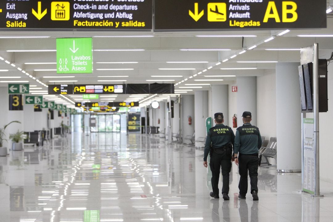 Dos guardias civiles en el aeropuerto de Palma de Mallorca.