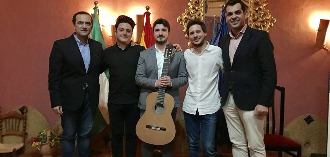 El ganador del año pasado, Domenico Mottola (centro), junto al alcalde de Santisteban del Puerto, Juan Diego Requena (dcha), y el director del certamen, Enrique Muñoz.