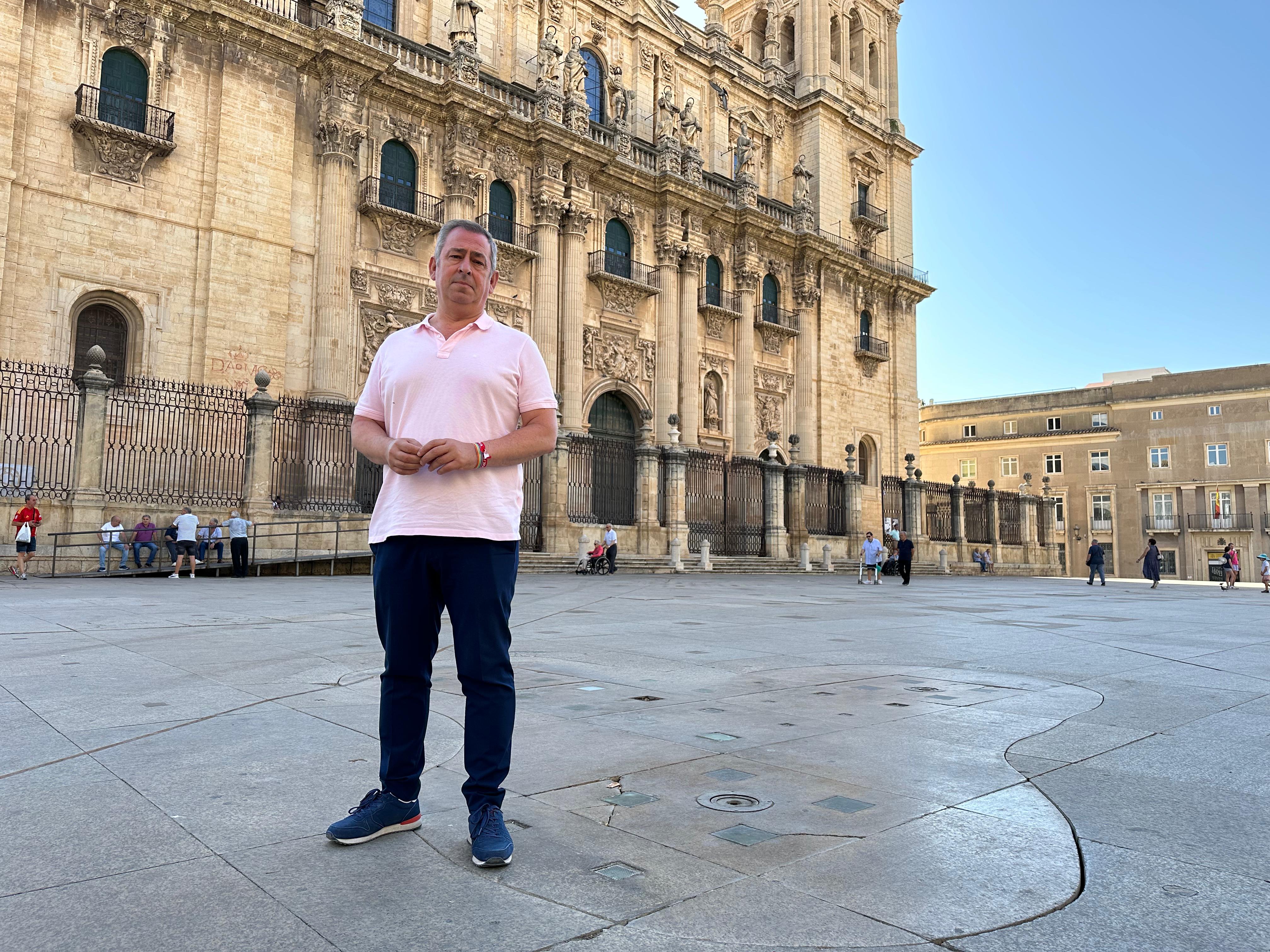 El concejal socialista Javier Padorno en la plaza de Santa María.