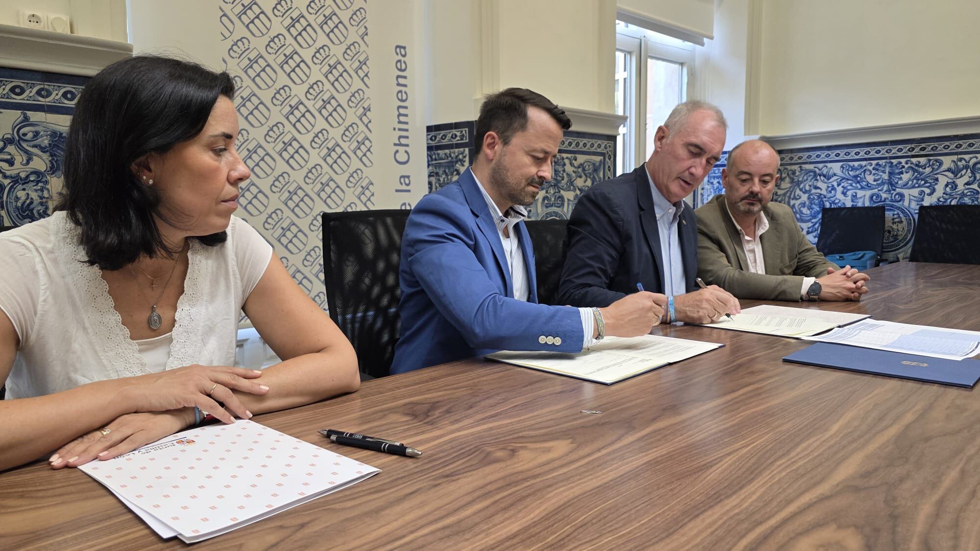 Imágenes de la firma del convenio