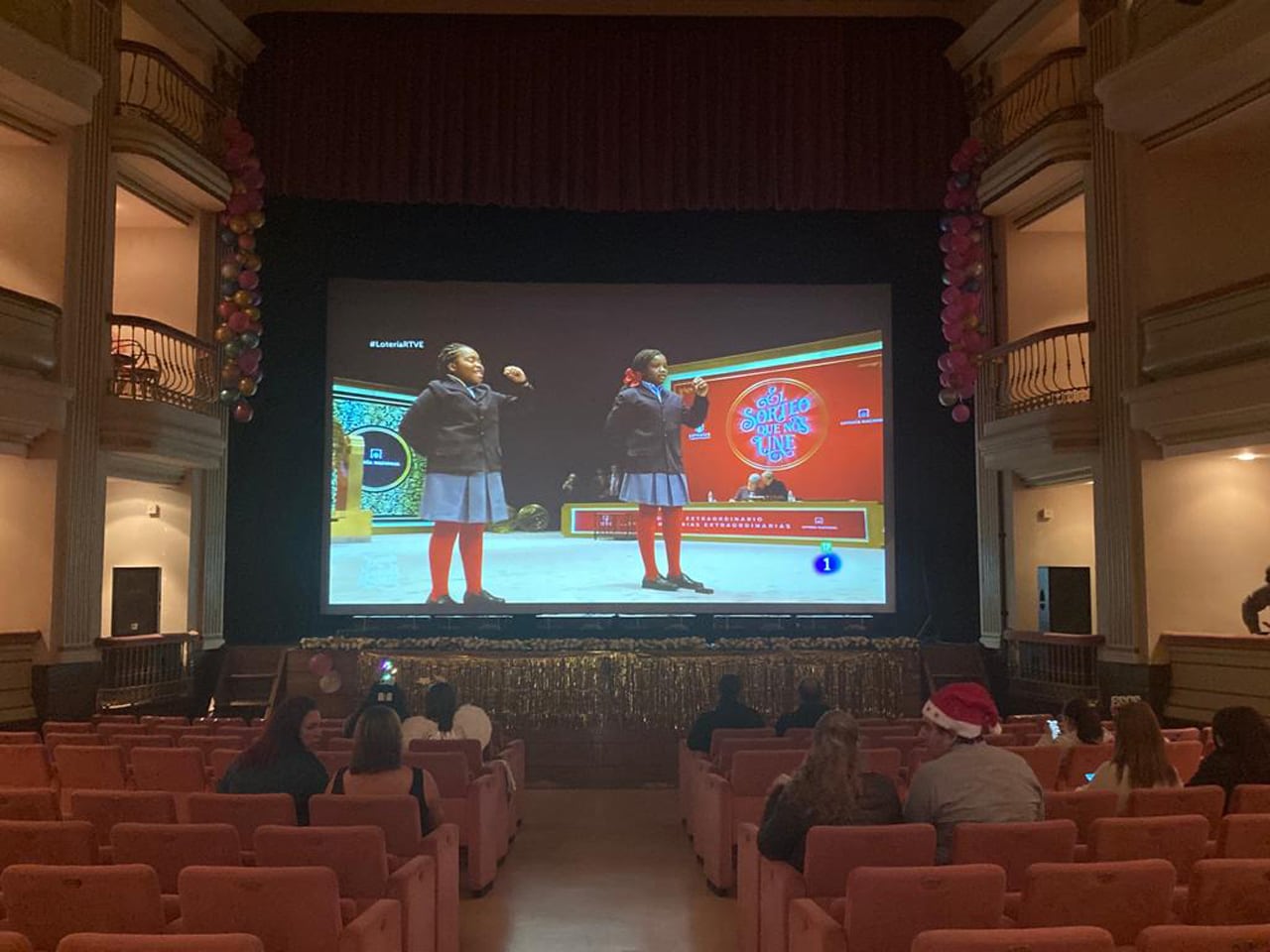 Algunos vecinos de Motril (Granada) han seguido el sorteo de la Lotería de Navidad desde el teatro Calderón