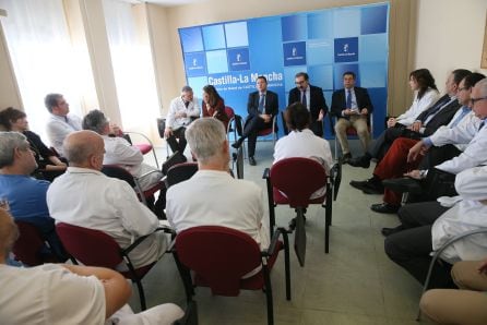 Reunión del presidente regional con los profesionales sanitarios y Junta de Personal del Hospital de Toledo