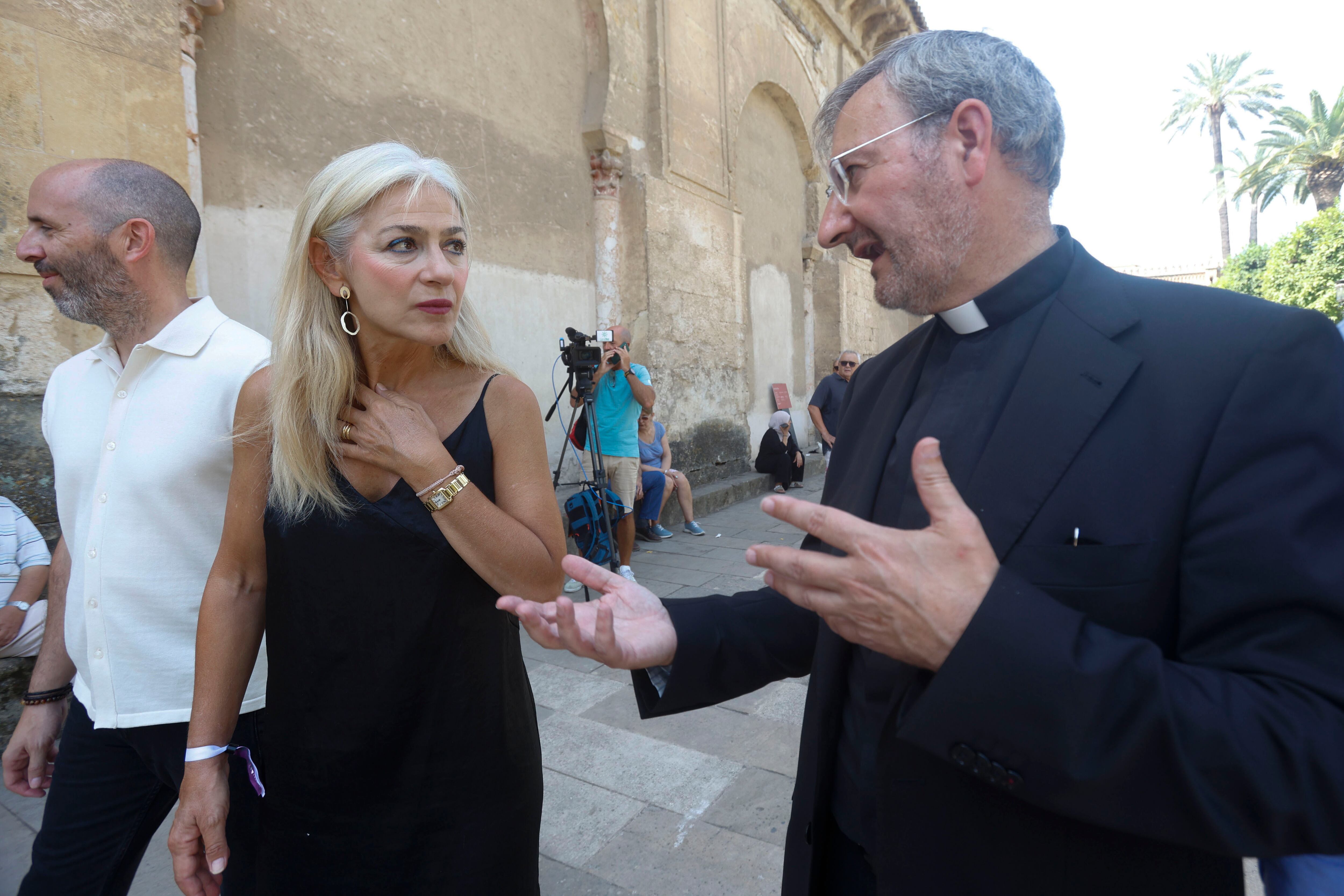 CÓRDOBA, 09/08/2025.- La consejera Patricia Del Pozo (c), y el deán de la mezquita-catedral de Córdoba, Joaquín Alberto Nieva, visitan los trabajos de reparación después del incendio que en la noche del viernes afectó al templo. Una capilla colapsada, en la que se ha derrumbado el techo, y otras dos afectadas es el balance de daños que ocasionó el fuego. EFE/Salas
