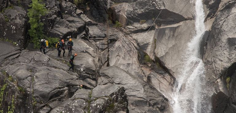 Efectivos de la Guardia Civil en la cascada de &#039;A Corga da Fecha&#039; (Lobios) durante las labores de rescate 