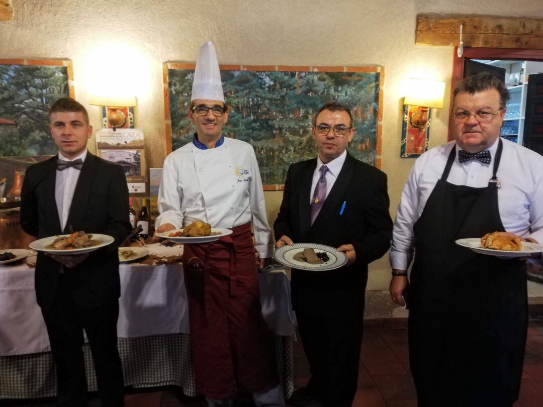 El chef de Restaurante La Matita, José Martín, con su equipo de sala en las XXVIII Jornadas de Caza 2019