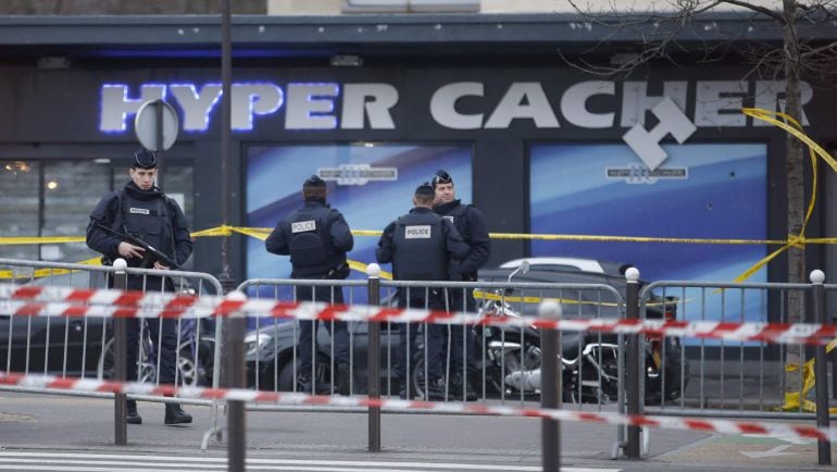 Agentes de policía se colocan delante del supermercado &#039;HyperCasher&#039;, en el este de París, un día después de que un hombre armado secuestrara a doce rehenes.