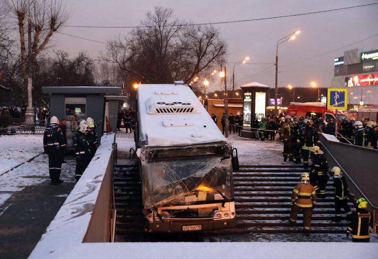 Equipos de emergencia atienden a los heridos después de que un autobús se precipitase en una boca de metro en Moscú