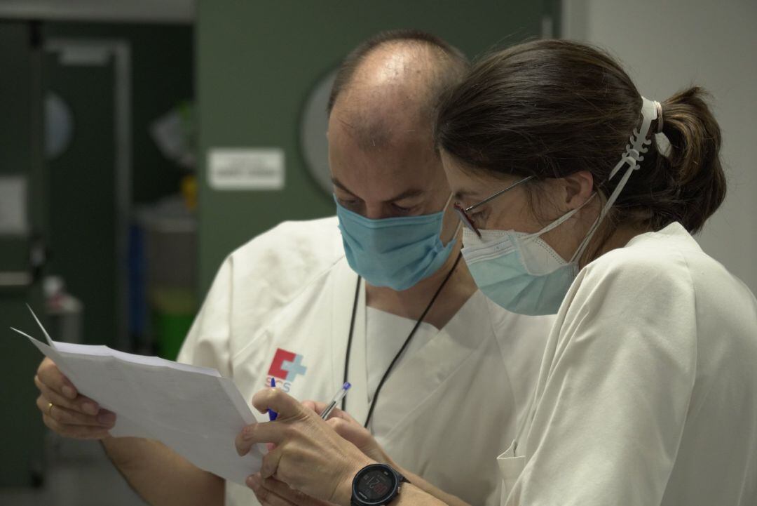 Profesionales sanitarios en Valdecilla, donde la presión hospitalaria sigue creciendo. 