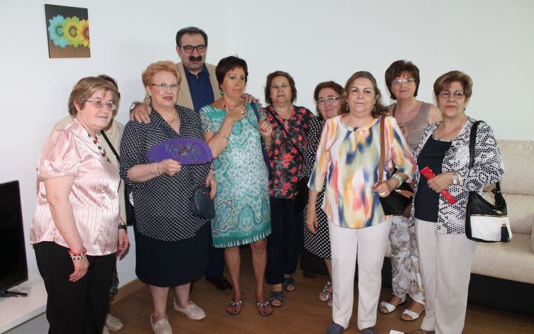 Fotografía del consejero de Sanidad, Jesús Fernández, durante su visita al Centro de Día del Proyecto Hombre