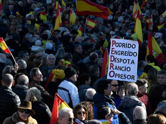 MADRID, 21/01/2023.- Miles de personas llenan esta sábado la plaza de Cibeles de Madrid con banderas de España, convocadas por diversas asociaciones para protestar contra el Gobierno de Pedro Sánchez y "en defensa" de la Constitución. EFE/Víctor Lerena