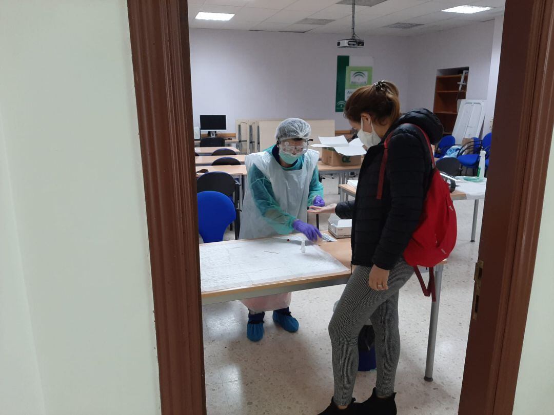 Una trabajadora municipal se somete a la prueba e detección del coronavirus