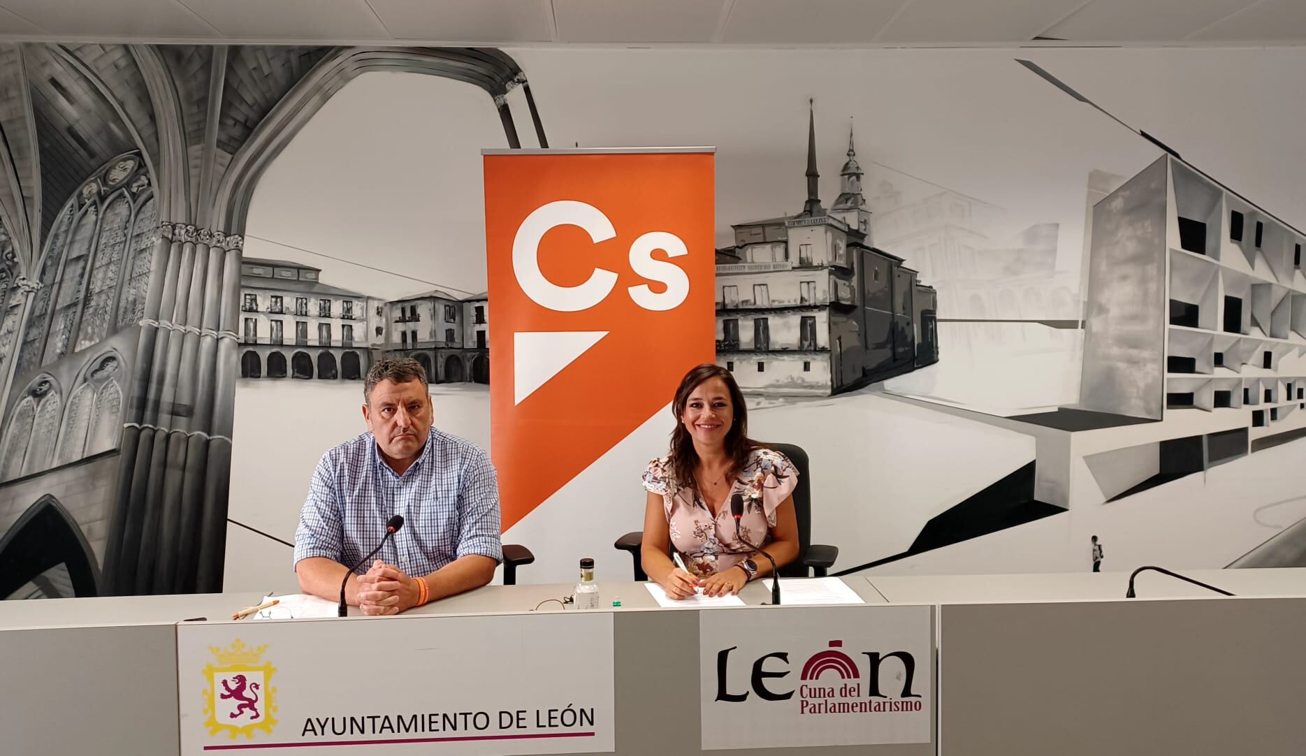 Los concejales de Ciudadanos en el Ayuntamiento de León, Antonio José Blanco y Gemma Villarroel, durante la rueda de prensa