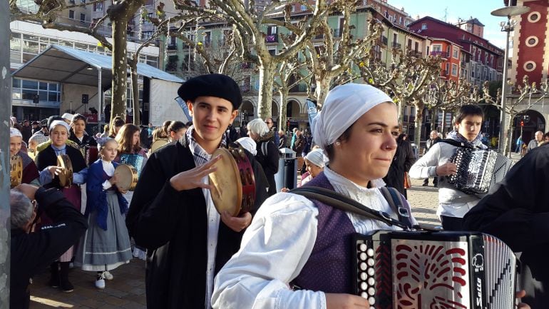 Los trikitilaris de la Escuela de Música también han contribuído a animar el día de San Andrés en Eibar