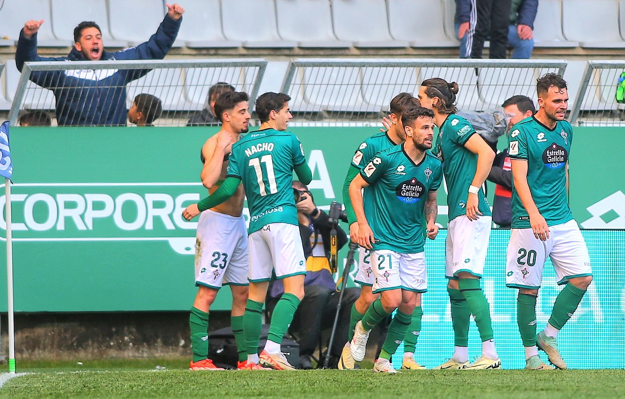 Los jugadores del Racing celebran con Nico Serrano su gol contra el Elche en A Malata (foto: Mero Barral / Cadena SER)