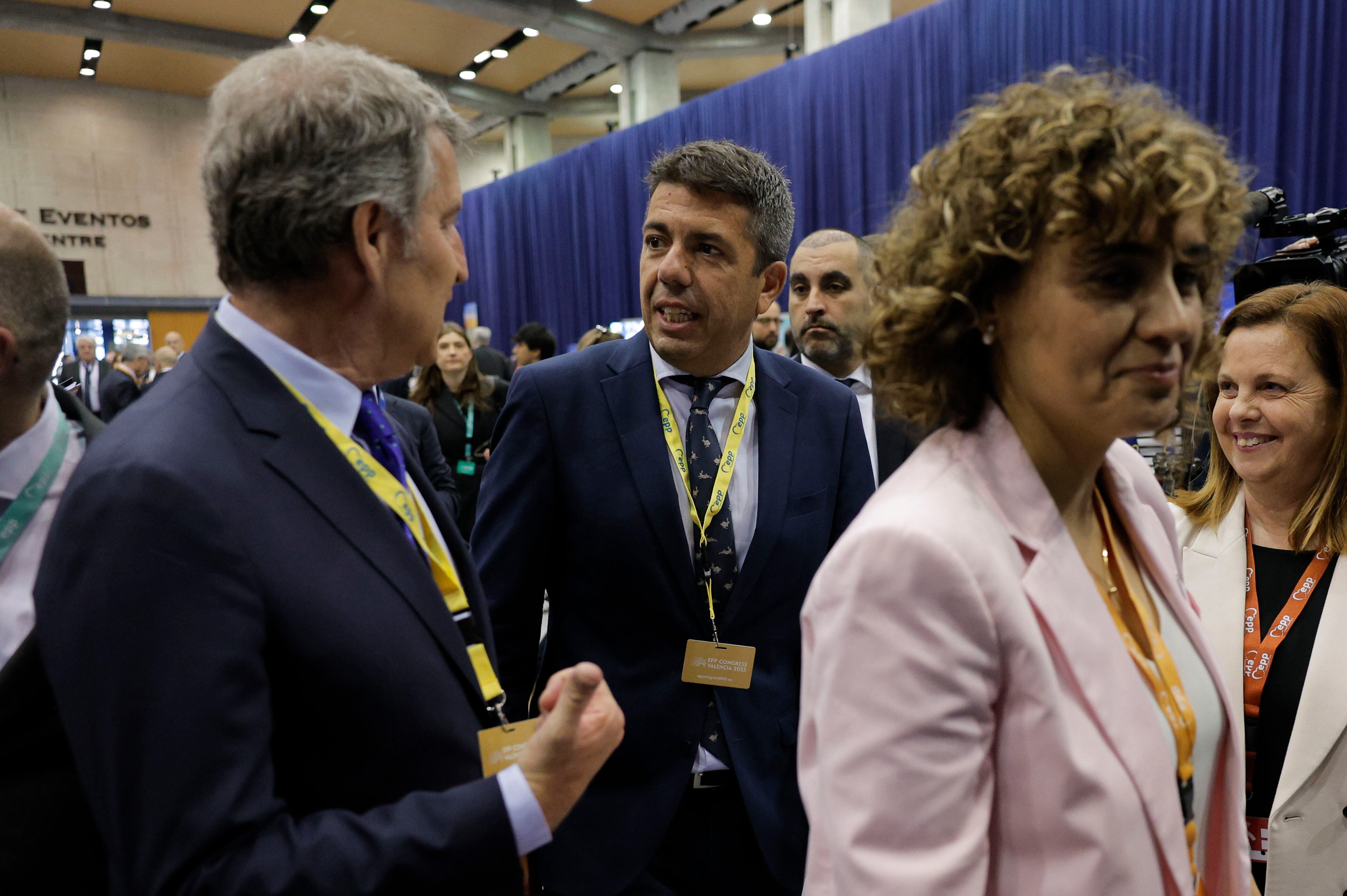 VALENCIA, 30/04/2025.- El presidente de la Generalitat valenciana, Carlos Mazón (c), conversa con el presidente del Partido Popular, Alberto Núñez Feijóo, eb oresebcua de la eurodiputada Dolors Montserrat (d, delante), a su llegada a la segunda jornada del congreso del Partido Popular Europeo en Valencia, este miércoles. EFE/ Kai Försteling
