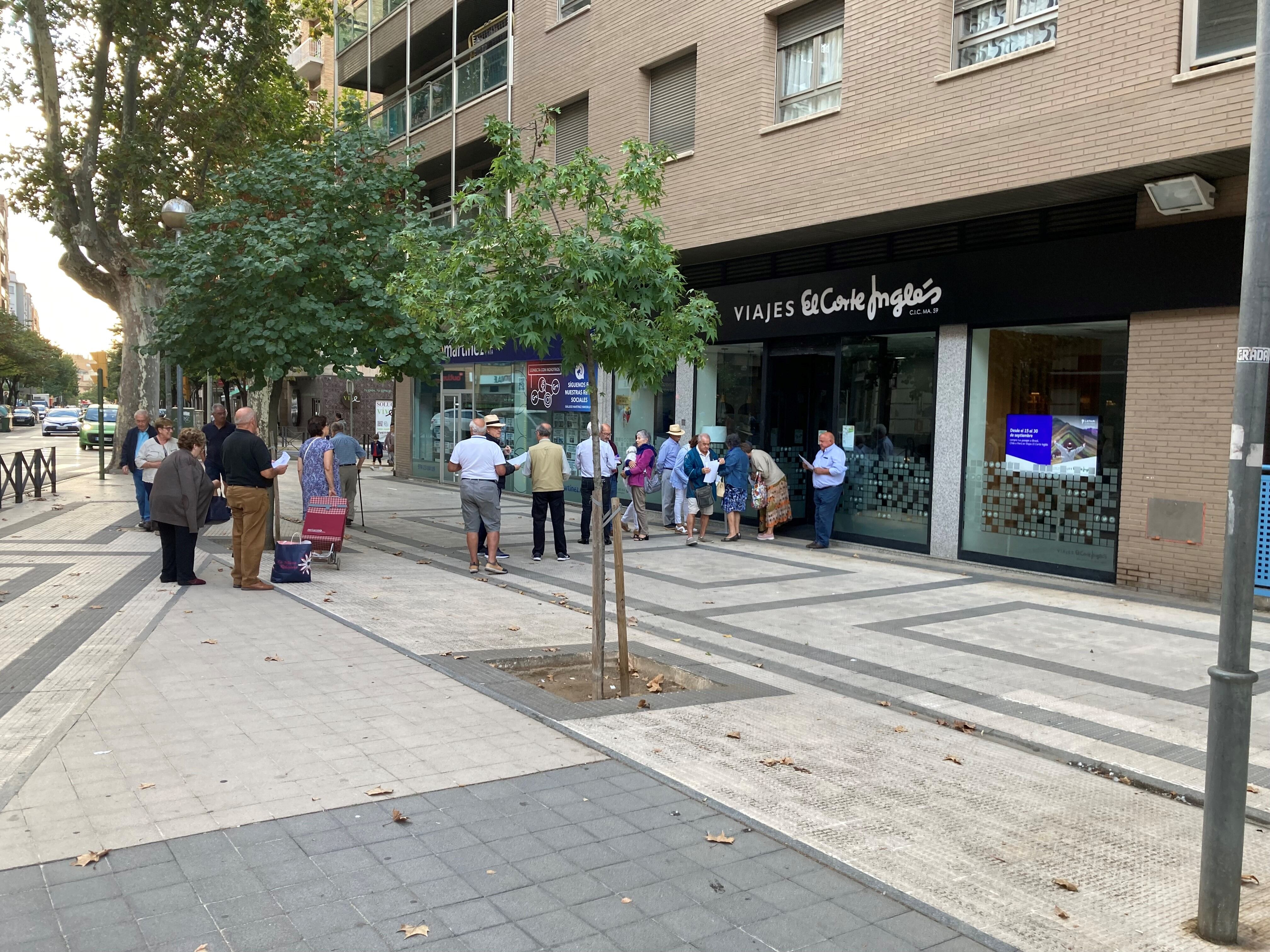 Colas en una agencia de viajes de Huesca para reservar viaje del Imserso