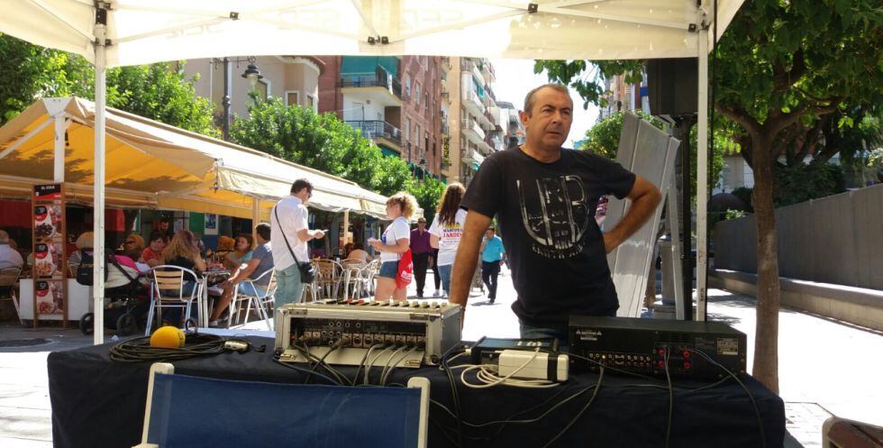 Joaquín Sánchez, técnico de Radio Murcia, en el stand de Hoy por Hoy Región de Murcia en el Paseo Rosales de Molina de Segura