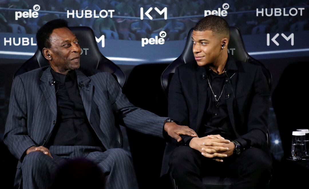 Mbappé y Pelé, durante su evento. 