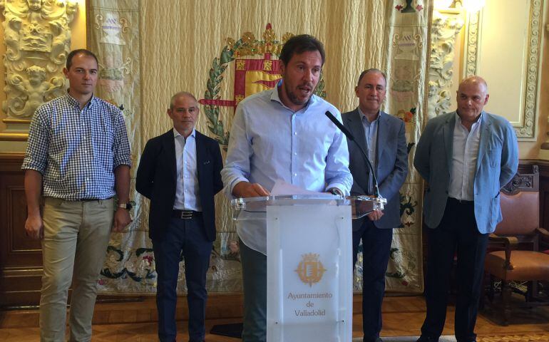 El alcalde de Valladolid durante la presentación del convenio sobre el pequeño comercio