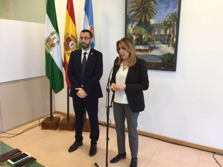 La Presidenta de la Junta junto a Juan Franco; durante la visita a La Línea.