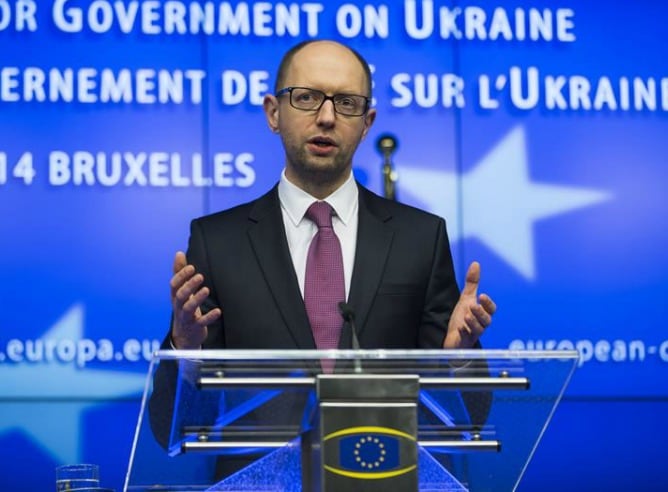 El primer ministro de Ucrania, Arseni Yatsenyuk, en rueda de prensa tras asistir a la Cumbre extraordinaria UE/Ucrania de Jefes de Estado y de Gobierno sobre la evolución del conflicto ucraniano, en Bruselas.