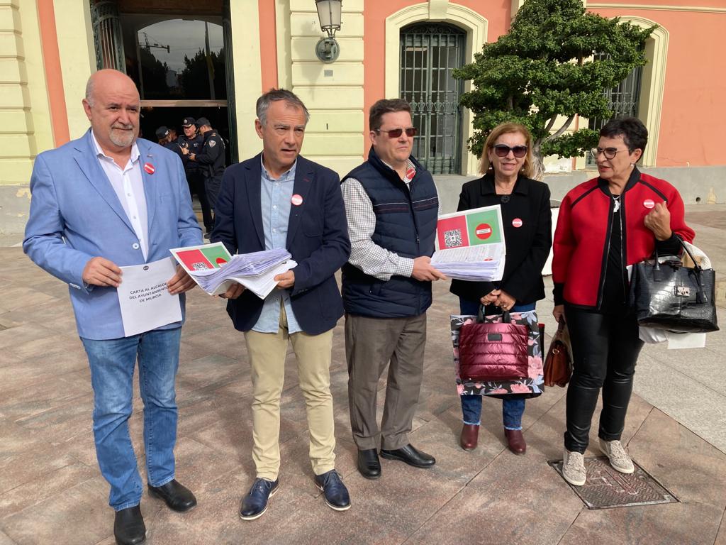 Representantes de la plataforma &#039;#CierranMiBarrio&#039; de Murcia han presentado nuevas firmas contra el plan de movilidad del Barrio del Carmen. Jerónimo Jover es el primero por la izquierda