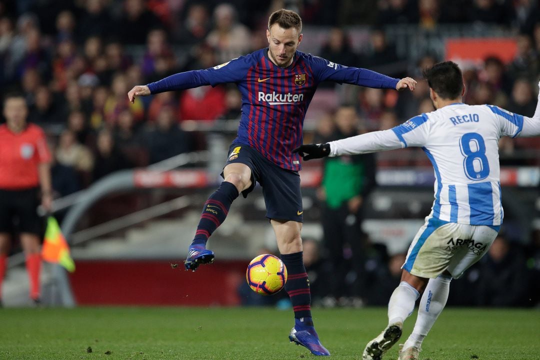 Rakitic (F.C. Barcelona) y Recio (C.D. Leganés) compiten por un balón en un partido de LaLiga en el Camp Nou.