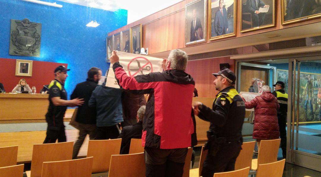 Miembros de la plataforma durante el pleno en el ayuntamiento