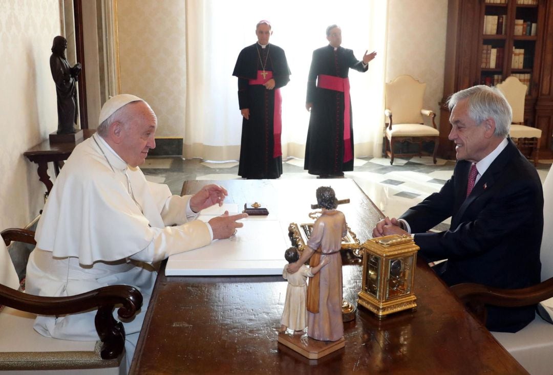 El papa Francisco habla con el presidente de Chile, Sebastian Pinera